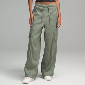 lululemon Grey Eucalyptus Lightweight Adjustable Mid-Rise Cargo Pant size XS